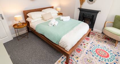 Little Boat: A Modern Beachside Flat