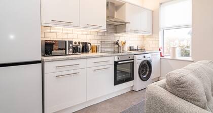 Little Boat: A Modern Beachside Flat