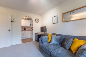 Apartment | Living room - Chic Flat In Woolston: Nr Southampton City Centre (Southampton)