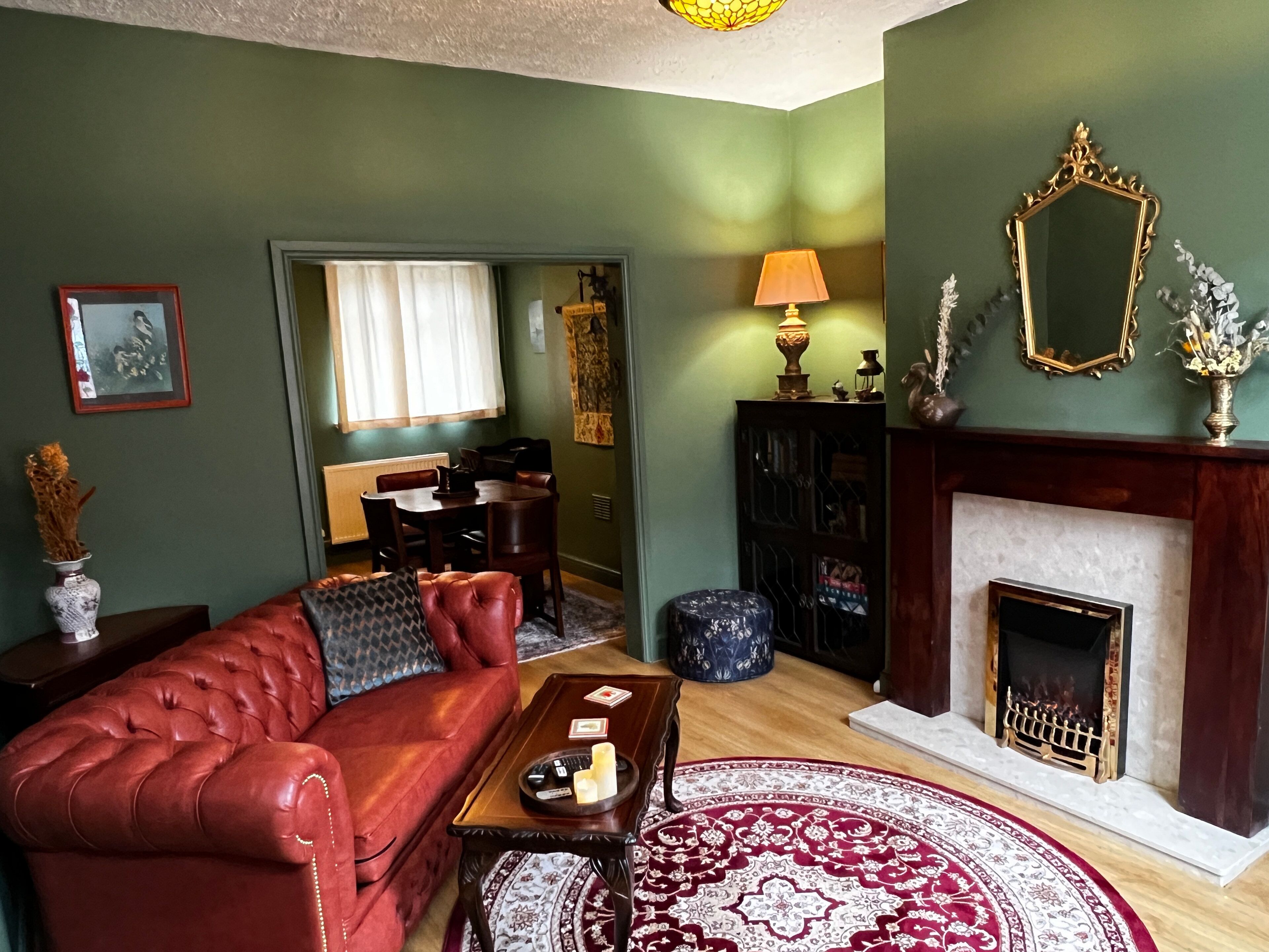 House | Living room | 1-inch TV with digital channels