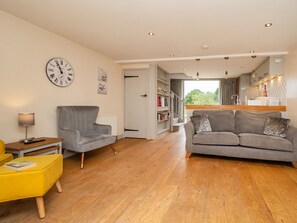 House | Living room | 1-inch TV with digital channels