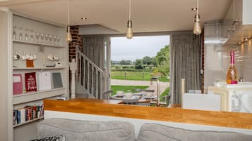House | Living room | 1-inch TV with digital channels