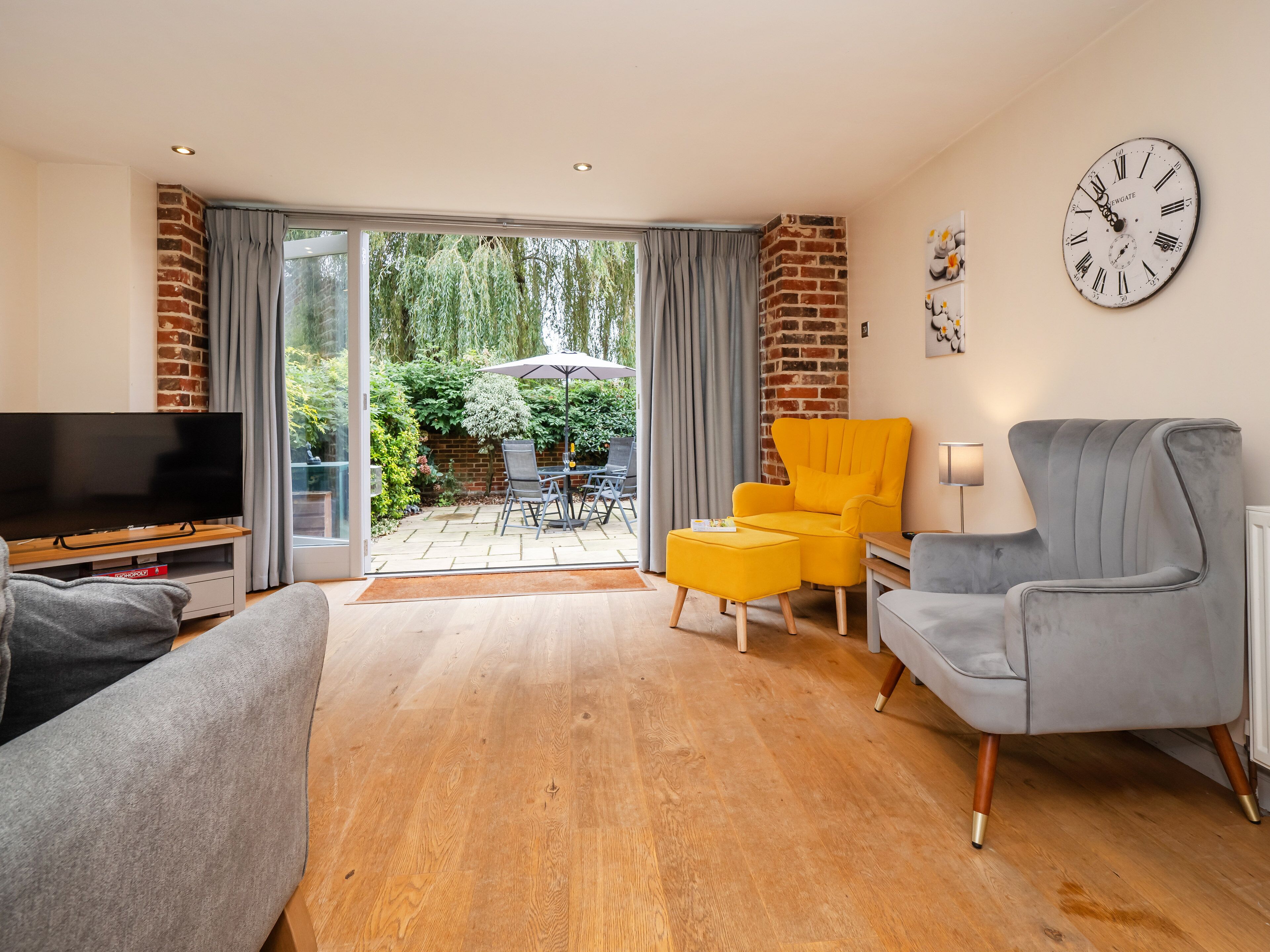 House | Living room | 1-inch TV with digital channels