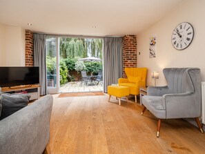 House | Living room | 1-inch TV with digital channels - Maple Barn: Lux Rural Retreat Near Norfolk Coast (Norwich)