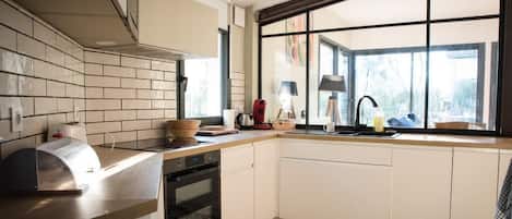 Fridge, microwave, oven, stovetop