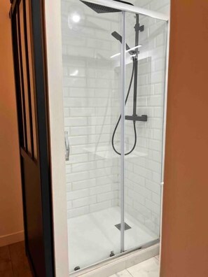 Dusche, Haartrockner, Handtücher