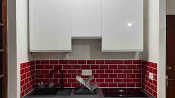 Fridge, microwave, oven, coffee/tea maker