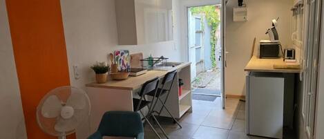 Fridge, microwave, stovetop, coffee/tea maker