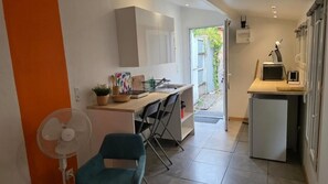 Fridge, microwave, stovetop, coffee/tea maker