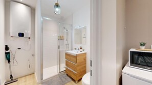 Shower, hair dryer, towels