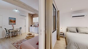 1 室のベッドルーム、防音設備、WiFi (無料)、ベッドシーツ