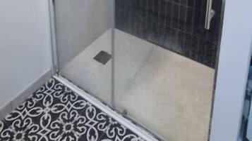 Bruser, hårtørrer, håndklæder