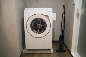 Deluxe Condo, 2 Bedrooms, Non Smoking | Bilik Mandi | Kelengkapan dandanan diri percuma, pengering rambut, bidet