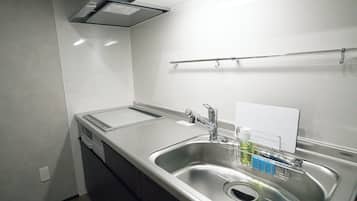 Kondo Deluks, 2 kamar tidur, Bebas Asap Rokok | Dapur pribadi | Lemari es, microwave, dan lemari pembeku