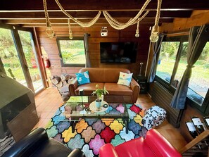 Smart TV, fireplace