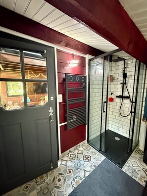 Dusche, Haartrockner, Handtücher, Seife