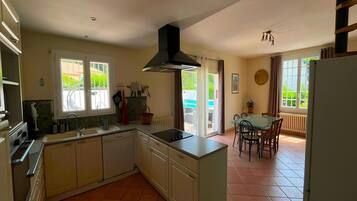 Frigorífico, microondas, horno y placa de cocina