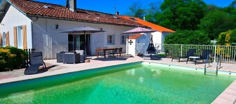 Villa in St Denis with Pool & Pyrenees View