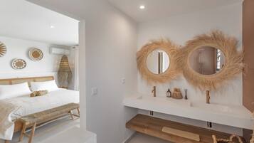 3 bedrooms, in-room safe, iron/ironing board, WiFi