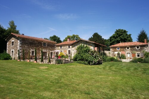 La Taupinière - Elegant Cottage in a Beautiful Garden - Swimming Pool - Tennis