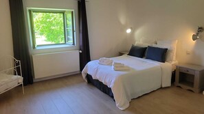 2 habitaciones, tabla de planchar con plancha, wifi y ropa de cama