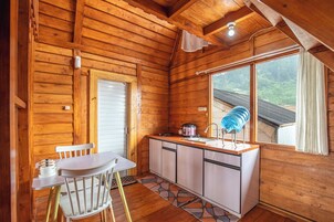 Placa de cocina, lavavajillas, utensilios de cocina