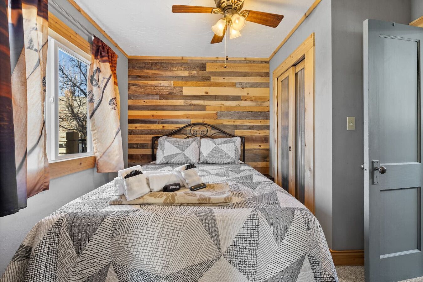 1 bedroom, desk, WiFi, bed sheets