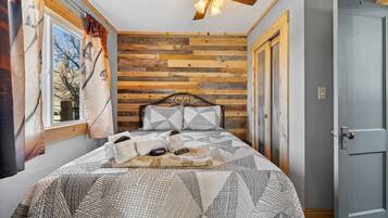 1 bedroom, desk, WiFi, bed sheets