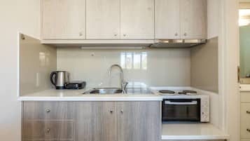 Fridge, oven, stovetop, coffee/tea maker