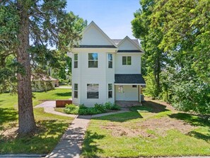 Exterior - The White House of Spearfish (Spearfish)