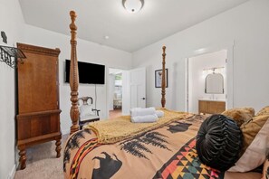Desk, iron/ironing board, WiFi, bed sheets