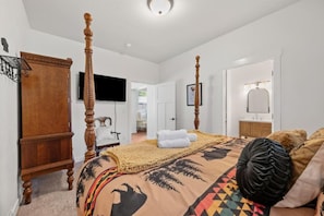 Desk, iron/ironing board, WiFi, bed sheets