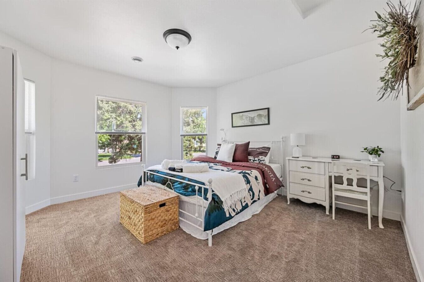 書桌、熨斗/熨衫板、Wi-Fi、床單