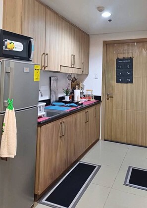 Microwave, stovetop, cookware/dishes/utensils