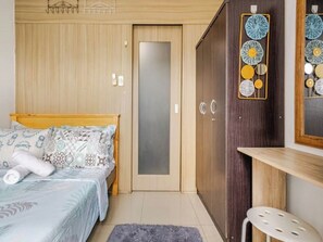 1 bedroom, iron/ironing board, Internet, bed sheets - The Golden Shore Suites (Pasay City)