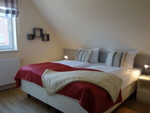 4 bedrooms, iron/ironing board, WiFi, bed sheets