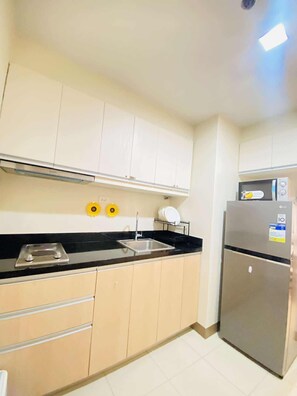 Fridge, microwave, stovetop, cookware/dishes/utensils