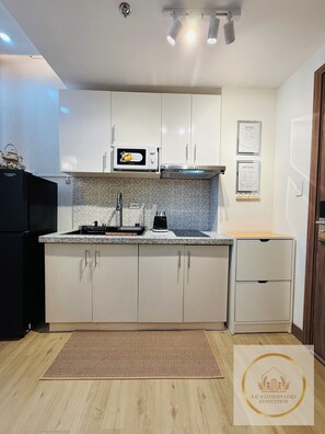 Réfrigérateur, micro-ondes, plaque de cuisson, lave-vaisselle