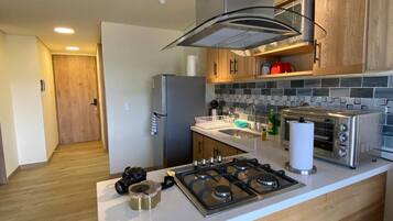 Refrigerador, microondas, cafetera y tetera y utensilios de cocina