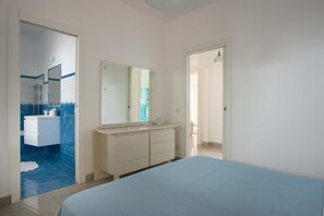 2 slaapkamers, een strijkplank/strijkijzer, beddengoed