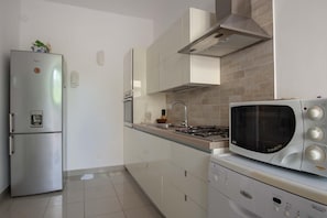 Micro-ondes, four, plaque de cuisson, lave-vaisselle