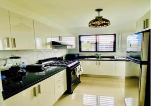 Fridge, oven, stovetop, coffee/tea maker - Hermoso Apartamento de tres habitaciones (Santo Domingo Este)