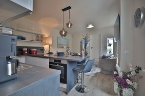 Refrigerador, microondas, horno, placa de cocina