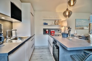 Kühlschrank, Mikrowelle, Ofen, Herdplatte