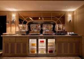 Daily buffet breakfast (VND 300000 per person)