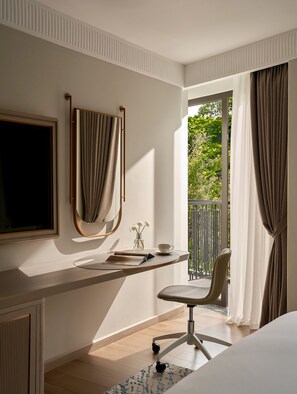 Minibar, coffres-forts dans les chambres, bureau