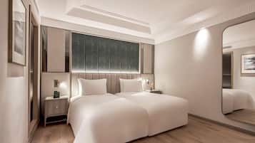 Minibar, caja de seguridad en la habitación y escritorio