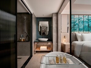 Executive-suite - balkon - byudsigt | Badeværelse | Kombination af bruser/badekar, gratis toiletartikler, hårtørrer