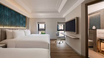 Minibar, coffres-forts dans les chambres, bureau