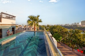 Rooftop pool - La Siesta Premium Lakeside (Hanoi)